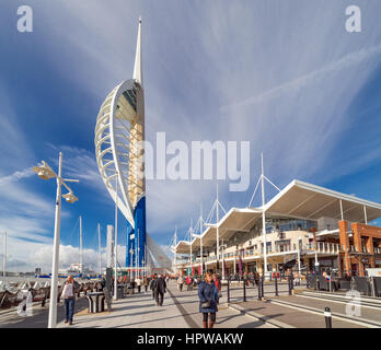 Par le port de PORTSMOUTH GUNWHARF QUAYS Banque D'Images