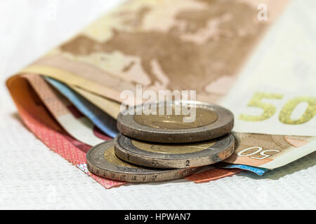 Pièces et billets en euro argent empilés les uns sur les autres dans des positions différentes. Concept de l'argent. Détail de l'euro sur le bureau. Banque D'Images