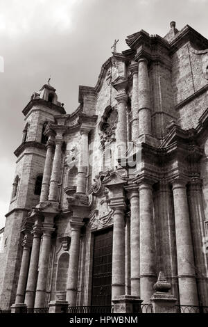 Image en noir et blanc de la Cathédrale de La Havane à partir de 1727 dans l'une des cinq principales places dans la Vieille Havane, Cuba. Banque D'Images