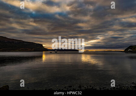 Vue vers l'ouest au nord-ouest de Stein Slipway, île de Skye, avec l'approche d'octobre, le coucher du soleil qui se reflète sur les nuages. Banque D'Images