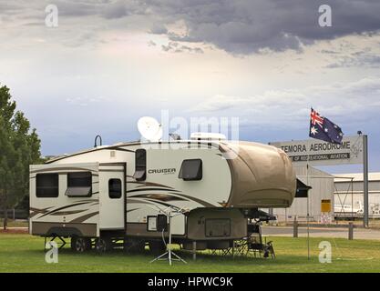 Grande caravane cruiser garé à Pepinster, à côté de l'aérodrome de camping, battant pavillon australien dans l'arrière-plan. Banque D'Images