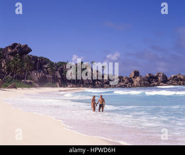 Couple sur la plage de Grand'Anse, La Digue, Seychelles Banque D'Images