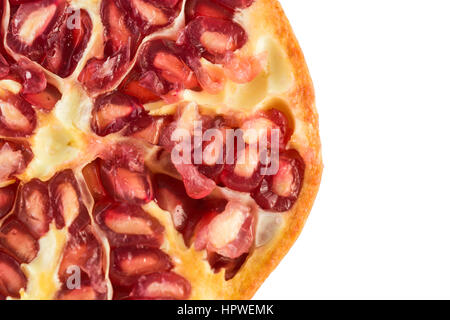 Pomegranate réduit de moitié, sur fond blanc pour les ressources graphiques. Fruit d'été méditerranéen ou sicilienne. Banque D'Images