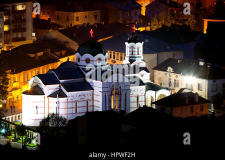 Belle église orthodoxe petite nuit paysage, ville bulgare de Batak Banque D'Images