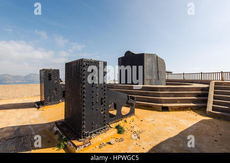 Ruines de Cabo Tinoso canons près de Carthagène Mazarron Murcia Espagne au jour ensoleillé. Banque D'Images