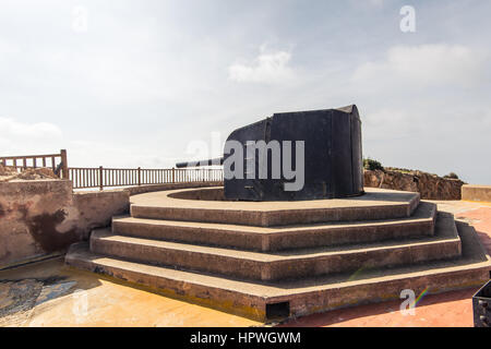 Ruines de Cabo Tinoso canons près de Carthagène Mazarron Murcia Espagne au jour ensoleillé. Banque D'Images