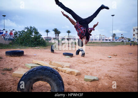 La Libye, Tripli : jeunes hommes pratiquant parkour se déplace. Banque D'Images