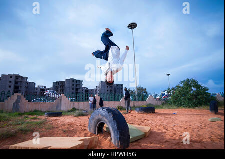 La Libye, Tripli : jeunes hommes pratiquant parkour se déplace. Banque D'Images