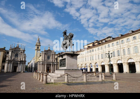L'Italie, région du Piémont Turin Piazza San Carlo (St Charles Square), statue équestre d'Emmanuel Philibert, duc de Savoie Banque D'Images
