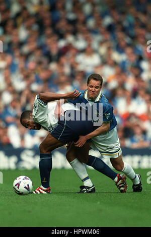 ALEX CLELLAND & LES FERDINAND EVERTON V Tottenham Hotspur 29 Août 1998 Banque D'Images