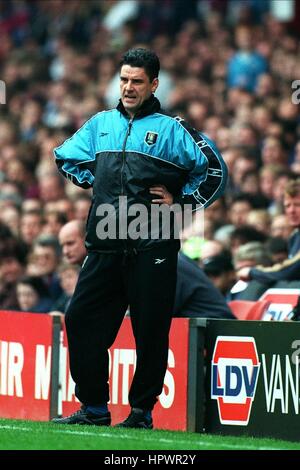 JOHN GREGORY, ASTON VILLA FC MANAGER 28 Septembre 1998 Banque D'Images