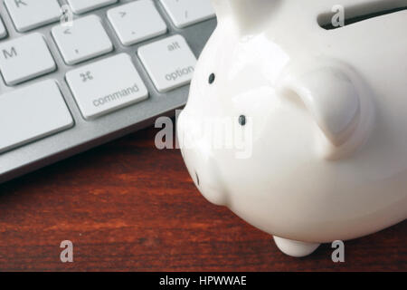 Clavier et tirelire. Concept d'investissement financier. Banque D'Images