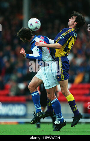 GARY BREEN & CHRIS SUTTON Blackburn Rovers v COVENTRY C 07 Novembre 1998 Banque D'Images