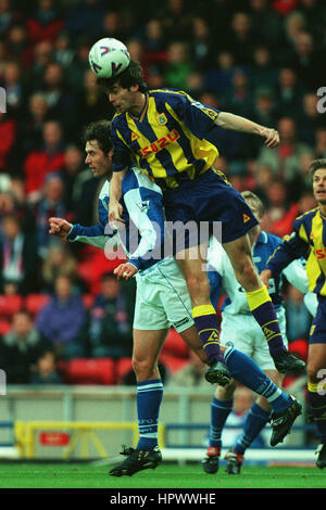 GARY BREEN & CHRIS SUTTON Blackburn Rovers v COVENTRY C 07 Novembre 1998 Banque D'Images