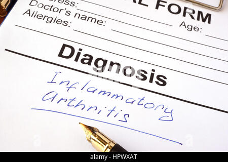 Formulaire médical à effectuer le diagnostic d'arthrite inflammatoire sur une table. Banque D'Images