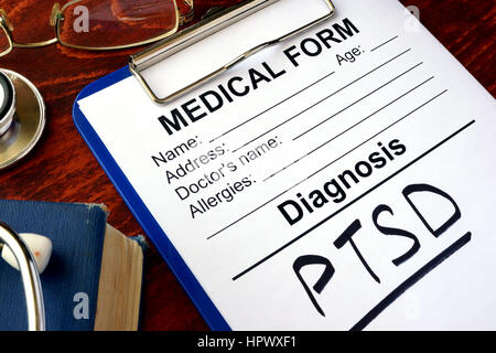 Formulaire médical à effectuer le diagnostic du SSPT sur une table. Banque D'Images