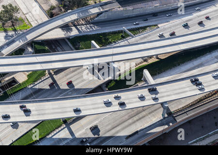 Vue aérienne de la route 5 et 170 rampes d'autoroute dans la vallée de San Fernando de Los Angeles. Banque D'Images