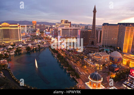 Las Vegas, Nevada, USA - 7 octobre 2011 : Caesars Palace, Paris, le Flamingo et autres stations le long de la Strip de Las Vegas. Banque D'Images