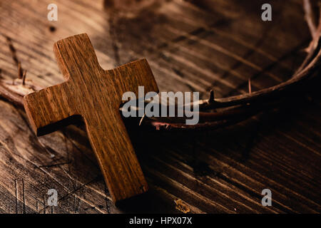 Libre d'une petite croix en bois et une représentation de la couronne d'épines de Jésus Christ sur une surface en bois Banque D'Images