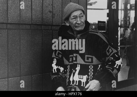 Un inmigrant hispanique à l'extérieur de la station de métro à Jackson Heights Banque D'Images