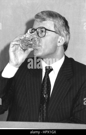 Rt. L'honorable John Major, Premier Ministre britannique, assiste à une conférence de presse à Londres, Angleterre le 20 mars 1992. Banque D'Images