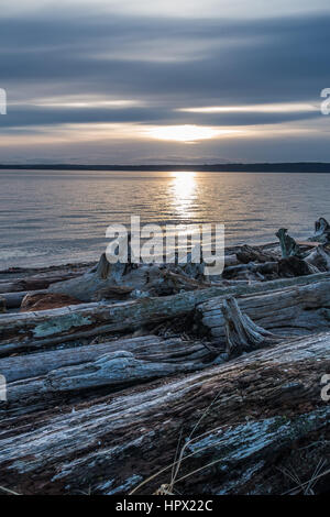 Le soleil se couche derrière un ciel couvert en Normandie Park, Washington. Banque D'Images