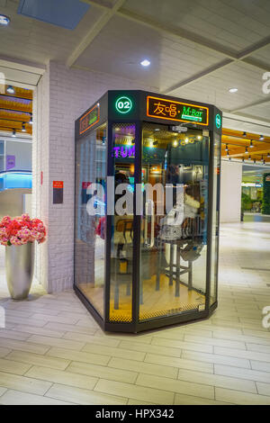 BEIJING, CHINE - 29 janvier, 2017 : stand de karaoké avec des personnes à l'intérieur situé dans centre commercial.