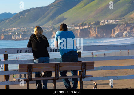Un couple se tenir et regarder la plage à Pismo State Beach Pier à Pismo, Californie, Etats-Unis Banque D'Images