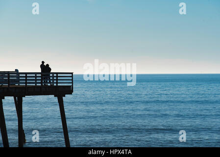 Un couple stand silhouetté sur Pismo State Beach Pier Pismo, Californie Banque D'Images