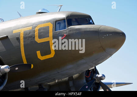 Un Douglas C47 "Gooney Bird' garée à l'extérieur de l'aéroport Meacham Vintage Flying Museum de Fort Worth au Texas. Banque D'Images