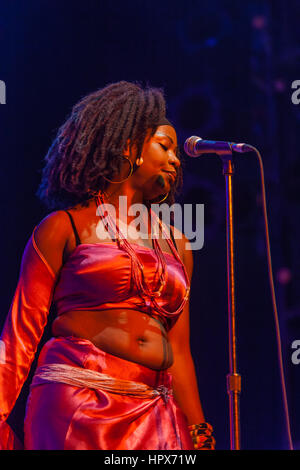 Oumou Sangare & Band effectuer au Bluesfest à Byron Bay, Nouvelles Galles du Sud, Australie, le 3 avril 2010. Exotiques, envoûtante musique du monde. Banque D'Images