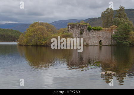 Sur les ruines du château de Loch an Eilein dans les Highlands d'Écosse. Banque D'Images