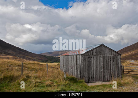 Cabane en tôle ondulée rouillée dans les Highlands. Banque D'Images