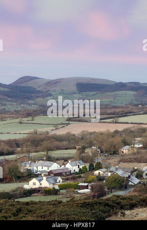 Un matin froid le lever du soleil sur la plage de Clwydian et Moel Arthur dans le Nord du Pays de Galles, Royaume-Uni Banque D'Images