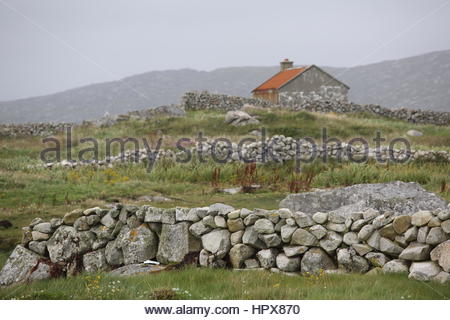 Un paysage de murs en pierre et des latrines dans le Connemara à l'ouest de l'Irlande. Banque D'Images