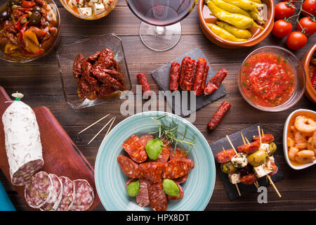 Les démarreurs de tapas espagnoles sur la vieille table en bois. Vue d'en haut Banque D'Images