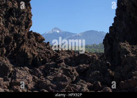 Parc National de Teide. Randonnées sur Tenerife. Connu pour sa nature unique et des paysages contrastés. L'imposant Teide, denses nuages Passat bleu vif, Banque D'Images