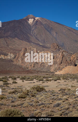 Parc National de Teide. Randonnées sur Tenerife. Connu pour sa nature unique et des paysages contrastés. L'imposant Teide, denses nuages Passat bleu vif, Banque D'Images