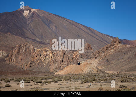 Parc National de Teide. Randonnées sur Tenerife. Connu pour sa nature unique et des paysages contrastés. L'imposant Teide, denses nuages Passat bleu vif, Banque D'Images