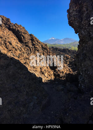 Parc National de Teide. Randonnées sur Tenerife. Connu pour sa nature unique et des paysages contrastés. L'imposant Teide, denses nuages Passat bleu vif, Banque D'Images