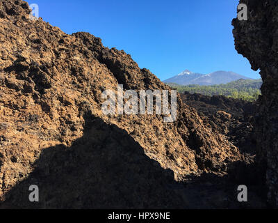 Parc National de Teide. Randonnées sur Tenerife. Connu pour sa nature unique et des paysages contrastés. L'imposant Teide, denses nuages Passat bleu vif, Banque D'Images