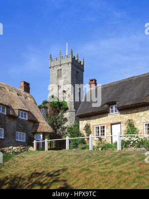 Chaumières et All Saints' Church, Godshill, île de Wight, Angleterre, Royaume-Uni Banque D'Images