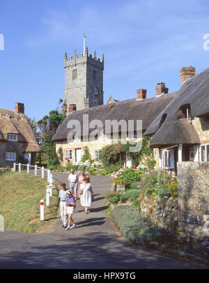 Chaumières et All Saints' Church, Godshill, île de Wight, Angleterre, Royaume-Uni Banque D'Images