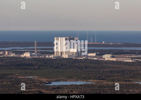 CAPE CANAVERAL, Orlando, FL - février 17, 2017 : Vue aérienne de l'ensemble du complexe de la NASA. Bâtiment de l'Assemblée générale du véhicule est utilisé pour assembler le Grand Nord Banque D'Images