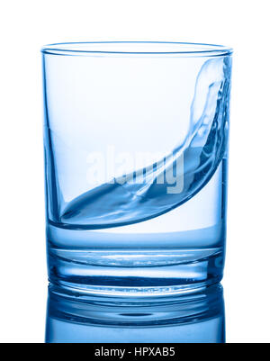 L'eau bleu en verre transparent avec splash isolated over white, background, Close up Banque D'Images