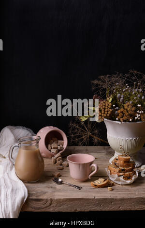 Café ou cacao vintage still life with cookies et bouquet d'hiver, sur une table en bois. Copier l'espace. Banque D'Images