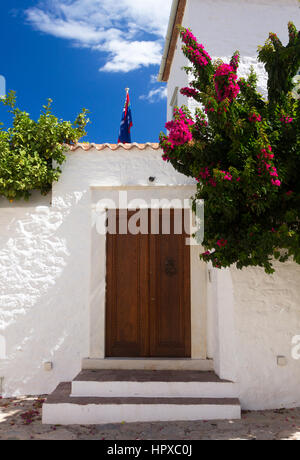 Porte d'entrée traditionnelle généralement d'une maison dans la ville d'Hydra, dans l'île d'Hydra, Grèce. Banque D'Images