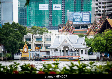 Bangkok Thaïlande 03.10.2015 - Long Tail motor yacht cruise en face de temple Wat Chao Praya Banque D'Images