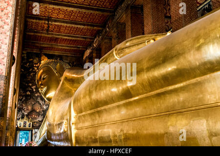 Bangkok Thaïlande 03.10.2015 - Visite du temple de Wat Pho plus grand Bouddha d'or Banque D'Images