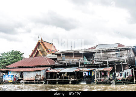 Bangkok Thaïlande 03.10.2015 logement des pauvres de Khlong Chao Phraya river Bangkok Banque D'Images